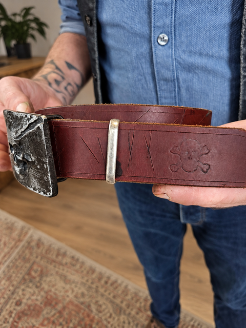 Ceinture en cuir bordeaux à boucle tête de mort – 93 à 107 cm
