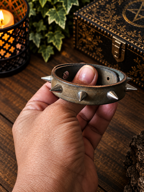 Bracelet en cuir kaki patiné à pointes – Terres brûlées