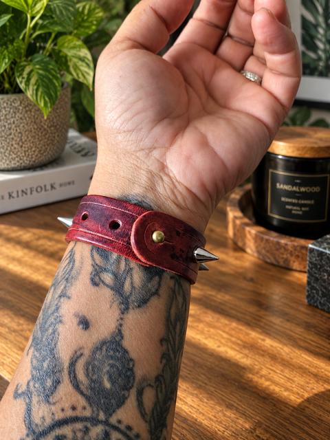 Bracelet en cuir rouge patiné à pointes – Ronce écarlate