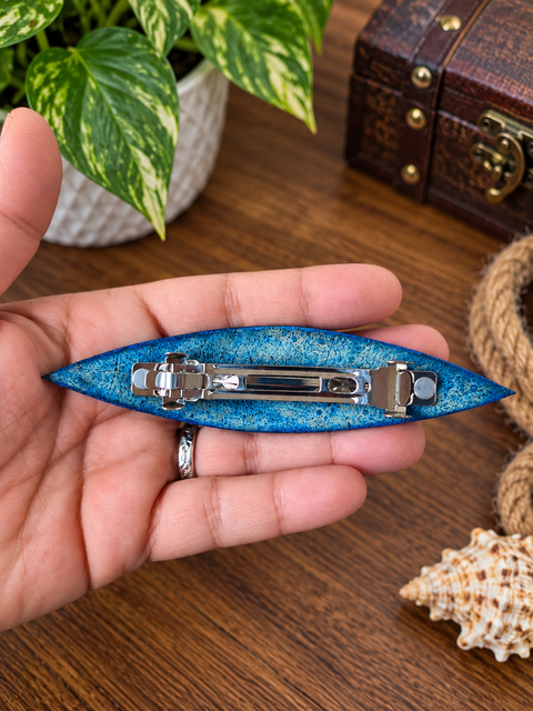 Barrette en cuir bleu à cabochons bleu turquoise