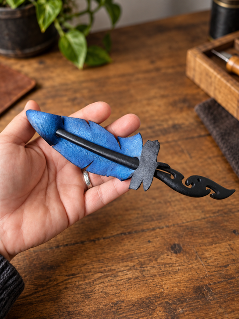 Barrette à cheveux plume en cuir bleu avec pic noir