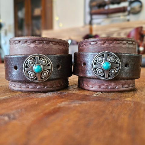 Paire de bracelets en cuir repoussé – Duo tribal & turquoise