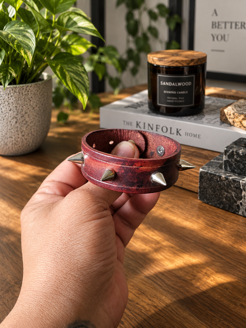 Bracelet en cuir rouge patiné à pointes – Ronce écarlate