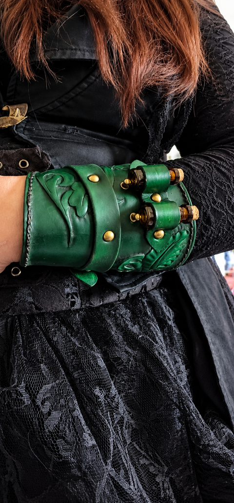 Manchette porte-fioles en cuir vert à motifs floraux