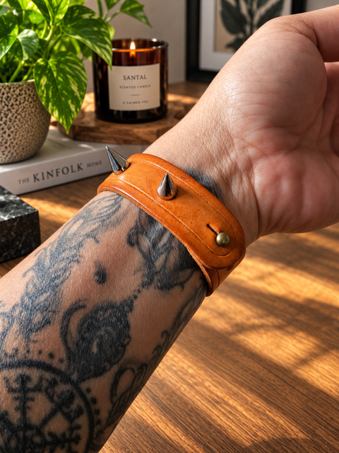 Bracelet en cuir orange à pointes – Éclat de braise