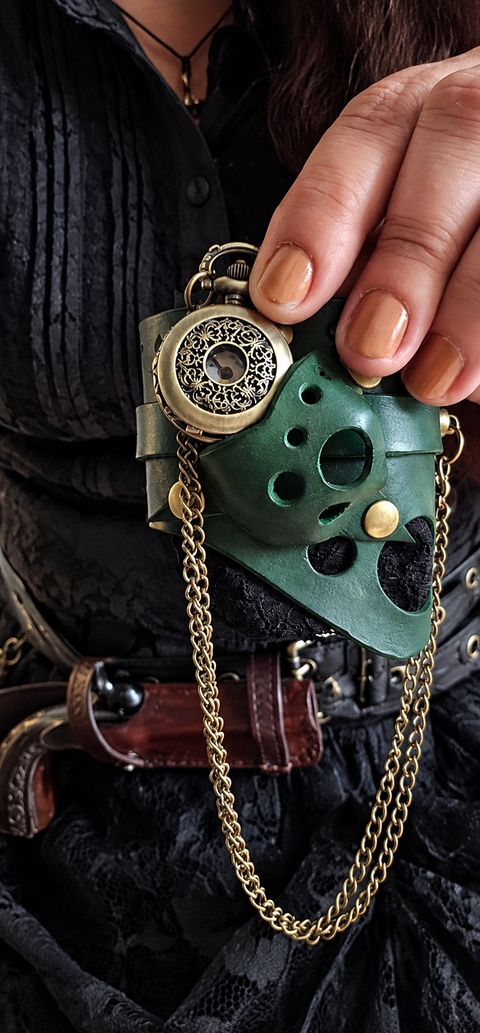 Bracelet-montre steampunk en cuir vert et dentelle noire