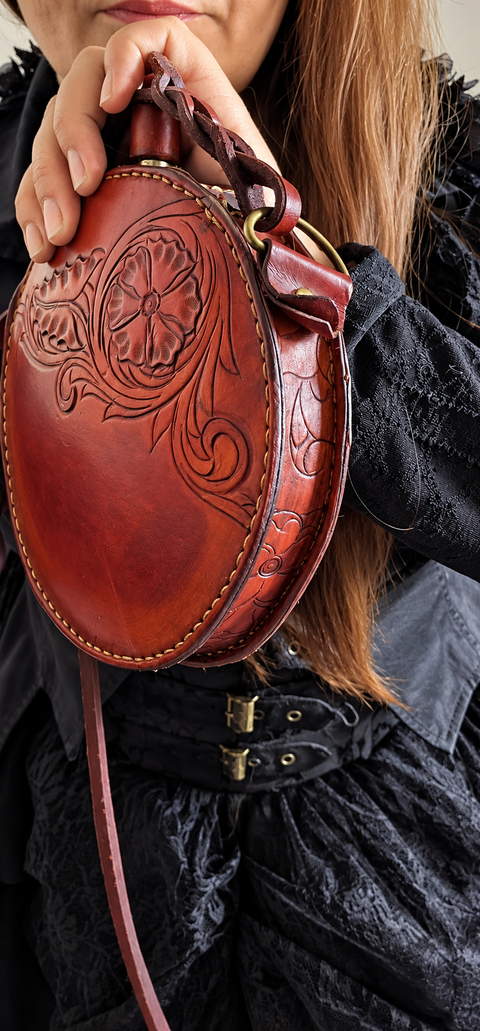 Gourde médiévale ronde habillée de cuir rouge à motifs floraux