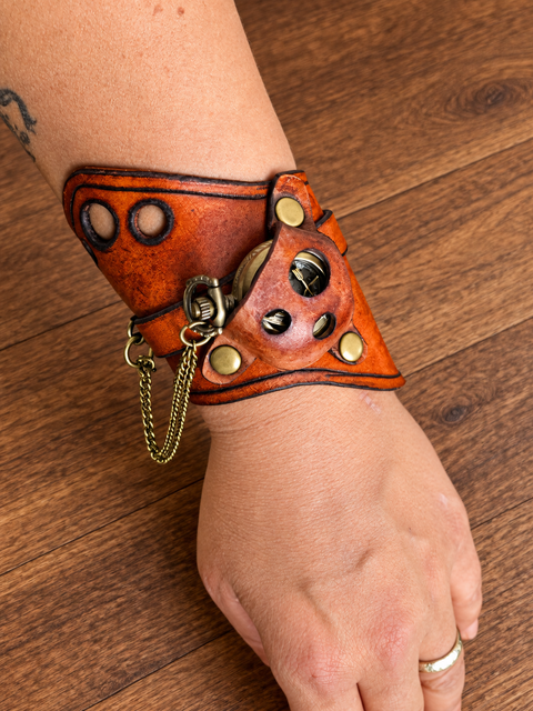 Bracelet-montre steampunk en cuir cognac ajouré