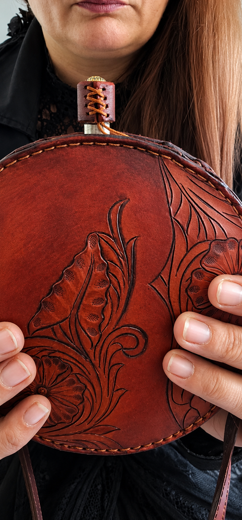 Gourde médiévale ronde habillée de cuir rouge à motifs floraux