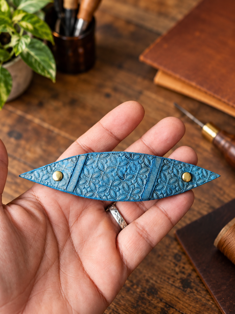 Barrette en cuir bleu à motifs de feuilles