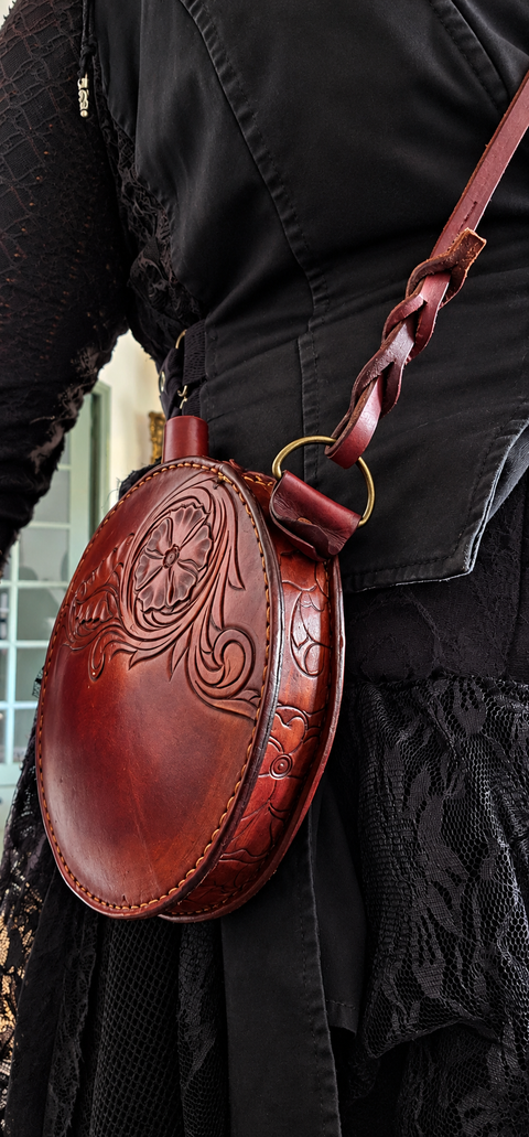Gourde médiévale ronde habillée de cuir rouge à motifs floraux