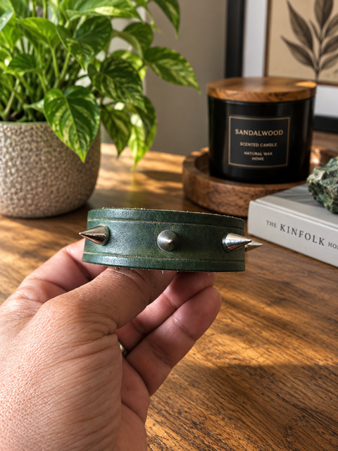 Bracelet en cuir vert forêt à pointes – Ronce des bois