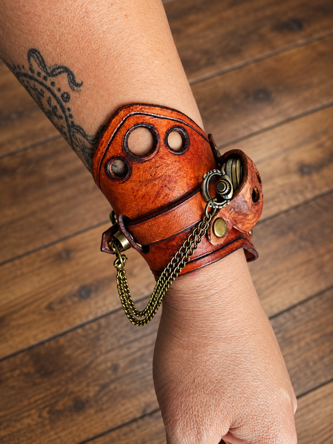 Bracelet-montre steampunk en cuir cognac ajouré
