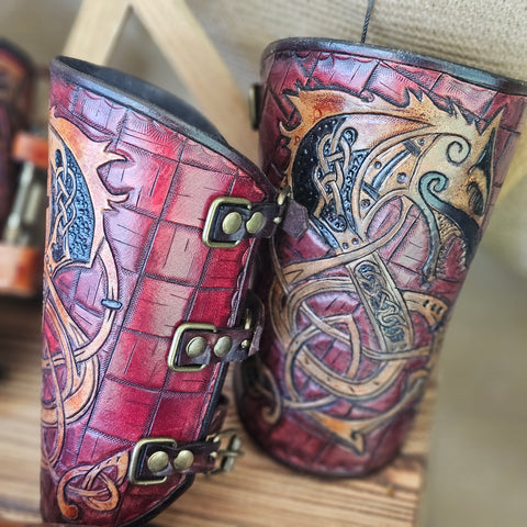 Brassard viking en cuir – Symbole Fenrir & runes – Artisanat médiéval