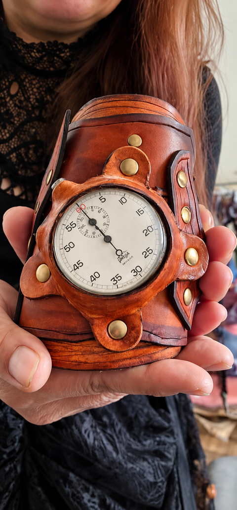 Manchette steampunk en cuir brun avec chronomètre décoratif