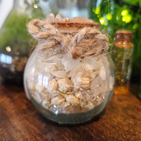 Spell Jar Purification – Jarre Ésotérique Cristal de Roche & Fleurs Blanches steampunk médiéval fait main | Atelier AnJo